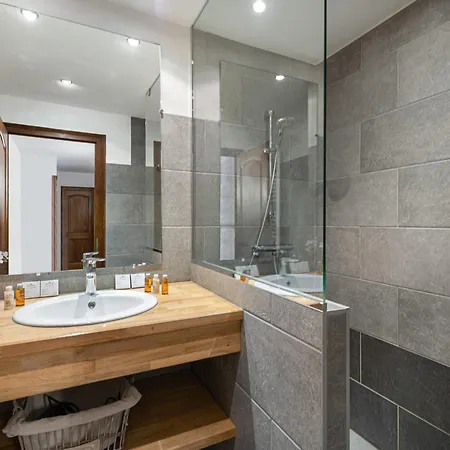 Spacieux Au Centre De Avec Parking Et Cheminee Decorative - Fr-1-569-174 Apartment *